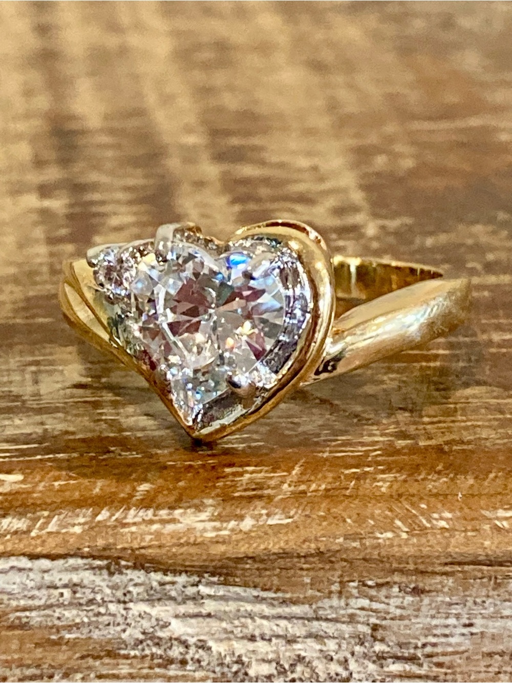 Gold Tone Heart-Center Ring Costume Jewelry Size 9 - Picture 17 of 17